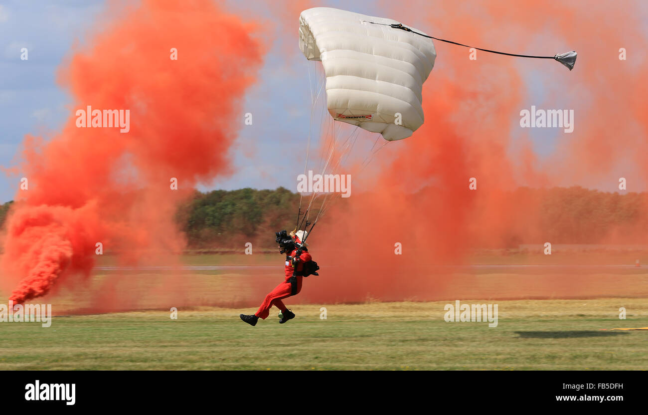 L'un des Diables Rouges de la RAF, l'équipe de démonstration de parachutisme sur l'aérodrome d'atterrissage à Bruntingthorpe lors d'un spectacle aérien afficher Banque D'Images