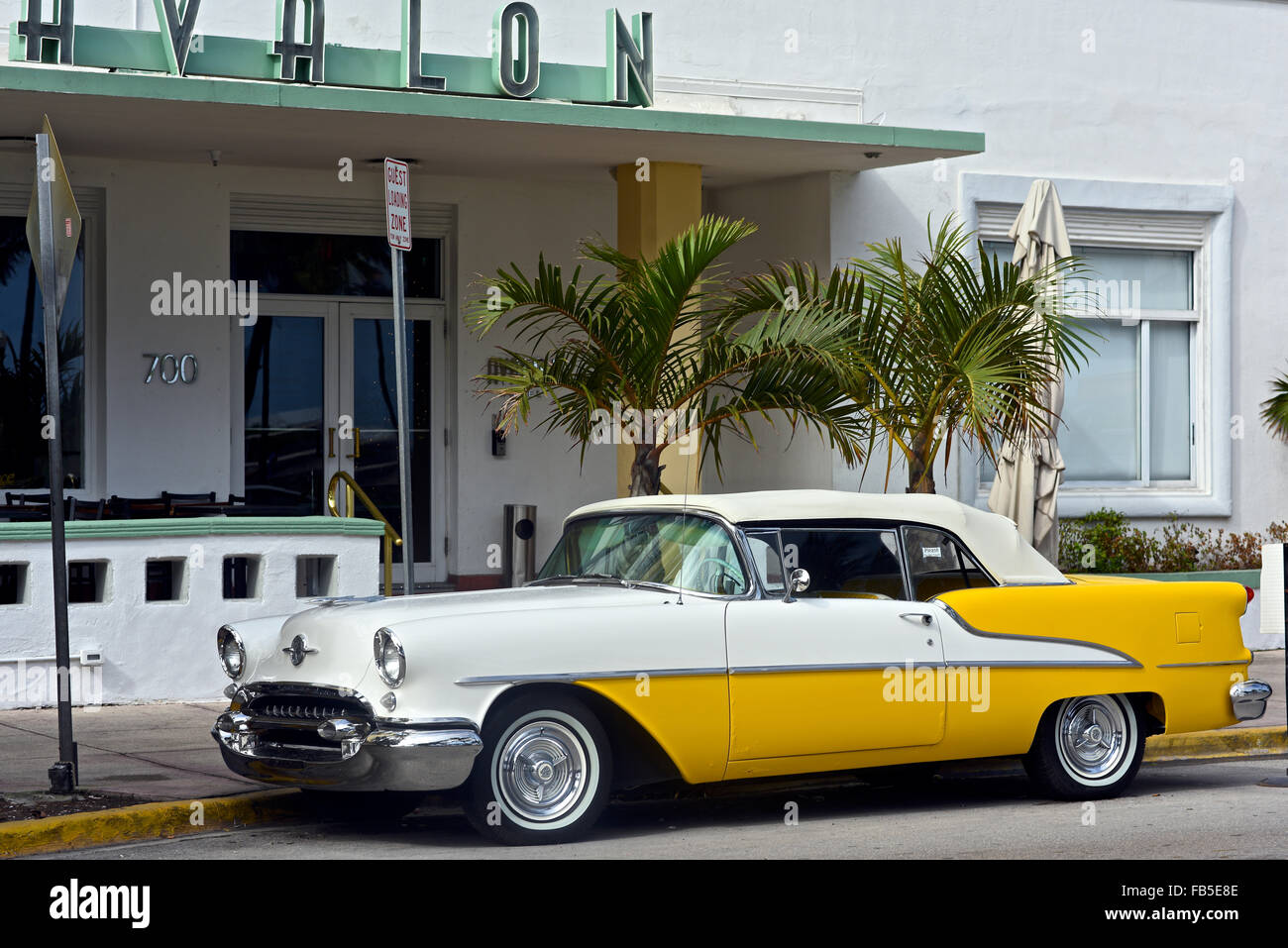 Images de façades d'hôtels et de voitures classiques prises sur Ocean Drive, Miami, USA Banque D'Images