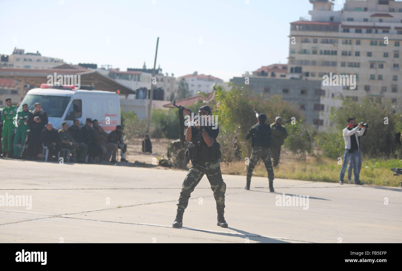 Gaza, la Palestine. 10 janvier, 2016. Les membres du Hamas et des forces de sécurité nationale palestinienne affiliée démontrer leurs compétences au cours d'une cérémonie militaire dans la bande de Gaza. © Ramadan El-Agha/Pacific Press/Alamy Live News Banque D'Images