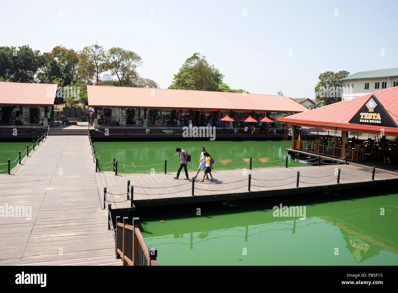 Marché flottant à côté de Pettah W E Bastian Mawatha, Colombo, Sri Lanka. C'est Colombo de neuf monument inauguré en 2014 avec des petits Banque D'Images