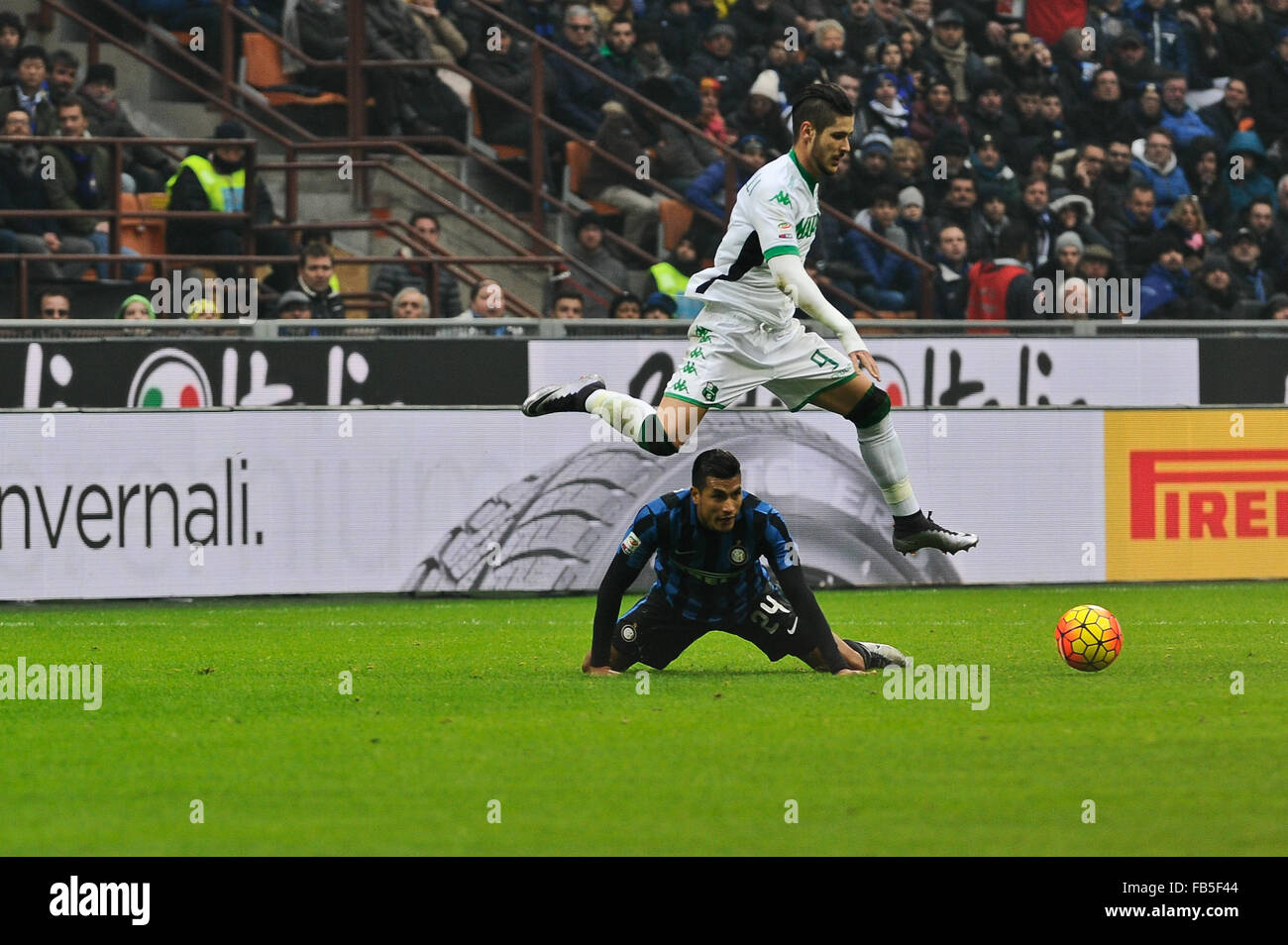 Milan, Italie. 10 janvier, 2016. Missiroli de US Sassuolo Calcio bondit sur l'attaquer à partir de Murillo au cours de la Serie A italienne de football match Ligue entre Inter Milan et US Sassuolo Calcio à San Siro à Milan, Italie. Sassuolo choqué Inter avec une victoire 0-1 à l'extérieur de la maison. © Plus Sport Action/Alamy Live News Banque D'Images