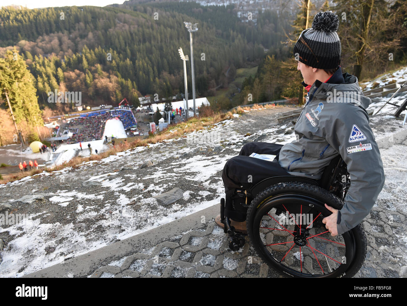 Willingen, Allemagne. 10 janvier, 2016. Ancien sauteur à ski Américain Nick Fairall est assis dans son fauteuil roulant près de la piste d'élan de l'Muehlenkopf le saut à ski Hill à la Coupe du monde de saut à ski à Willingen, Allemagne, 10 janvier 2016. Fairall subi une fracture à la colonne lombaire l'année dernière lors d'une chute dans le dernier événement de la qualification des quatre collines tournoi dans Bischofshofen, Autriche. Photo : ARNE DEDERT/dpa/Alamy Live News Banque D'Images