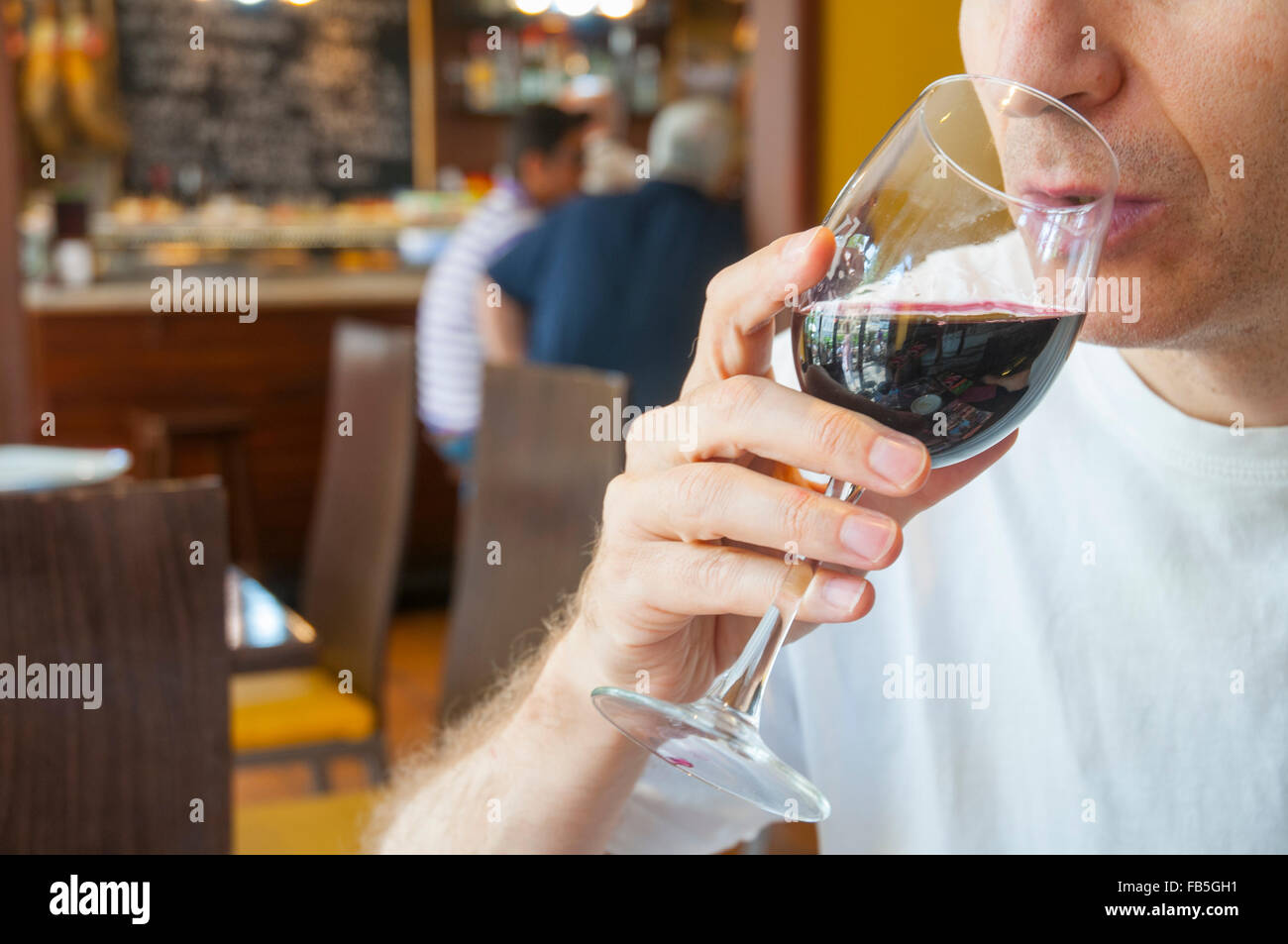 L'homme de boire un verre de vin rouge dans un bar. Voir de très près Photo  Stock - Alamy