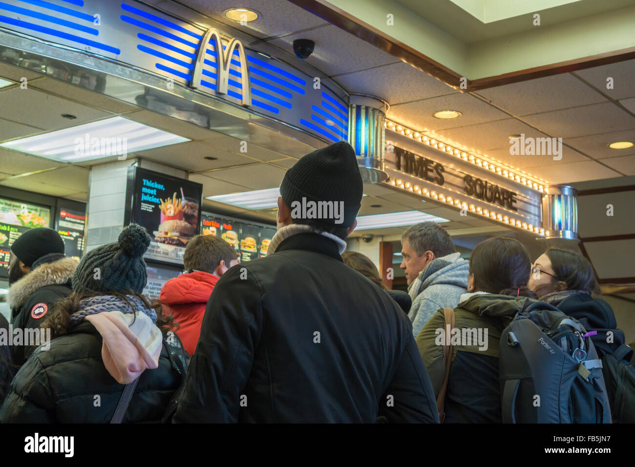 Les clients désireux de la faim et de la foule du compteur à un restaurant McDonald à Times Square à New York le mardi, Janvier 5, 2016. McDonald's du troisième trimestre, les ventes ont progressé de 0,9  %, leur première hausse en deux ans. McDonald's, Wendy's et Burger King ont tous lancé valeur limitée des choix de repas et petit-déjeuner toute la journée du McD a aidé à stimuler son dernier trimestre. (© Richard B. Levine) Banque D'Images