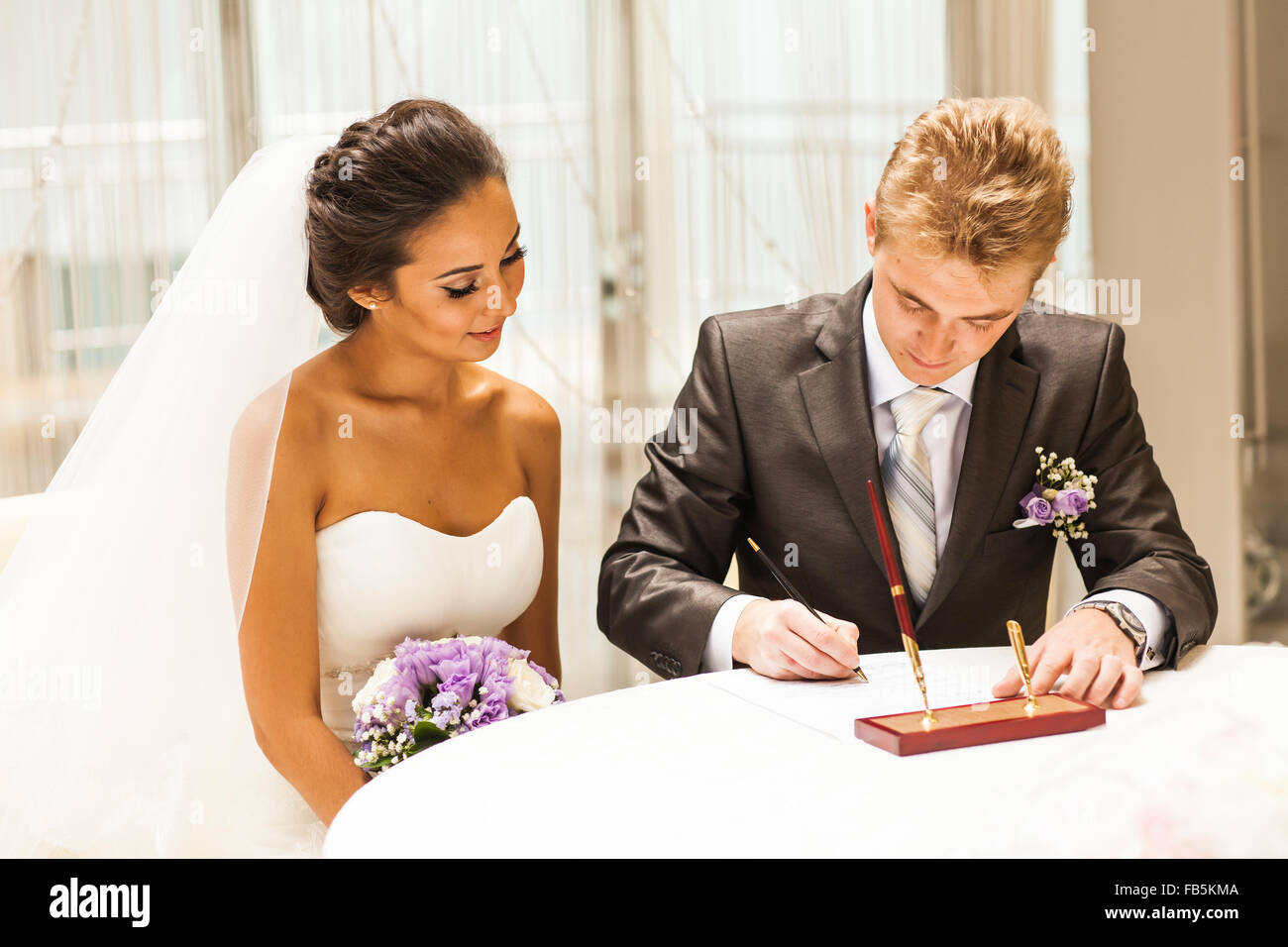 Cérémonie de mariage. Mariée et le marié de quitter leur signature Banque D'Images