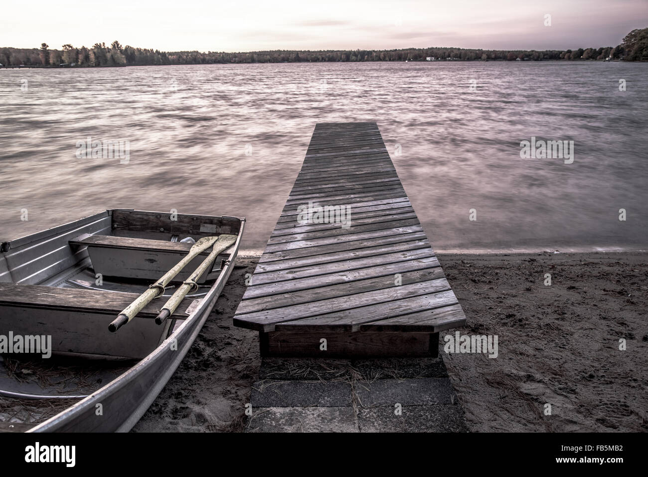 Chaloupe et dock sur les rives d'un lac intérieur de la péninsule. Banque D'Images