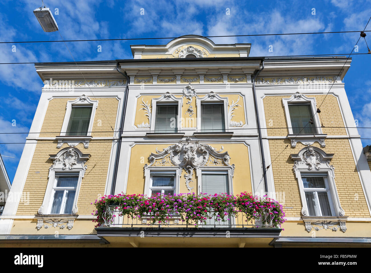 Vieille ville de Salzbourg la façade de l'immeuble avec balcon, fleurs et bas-relief. L'Autriche Banque D'Images