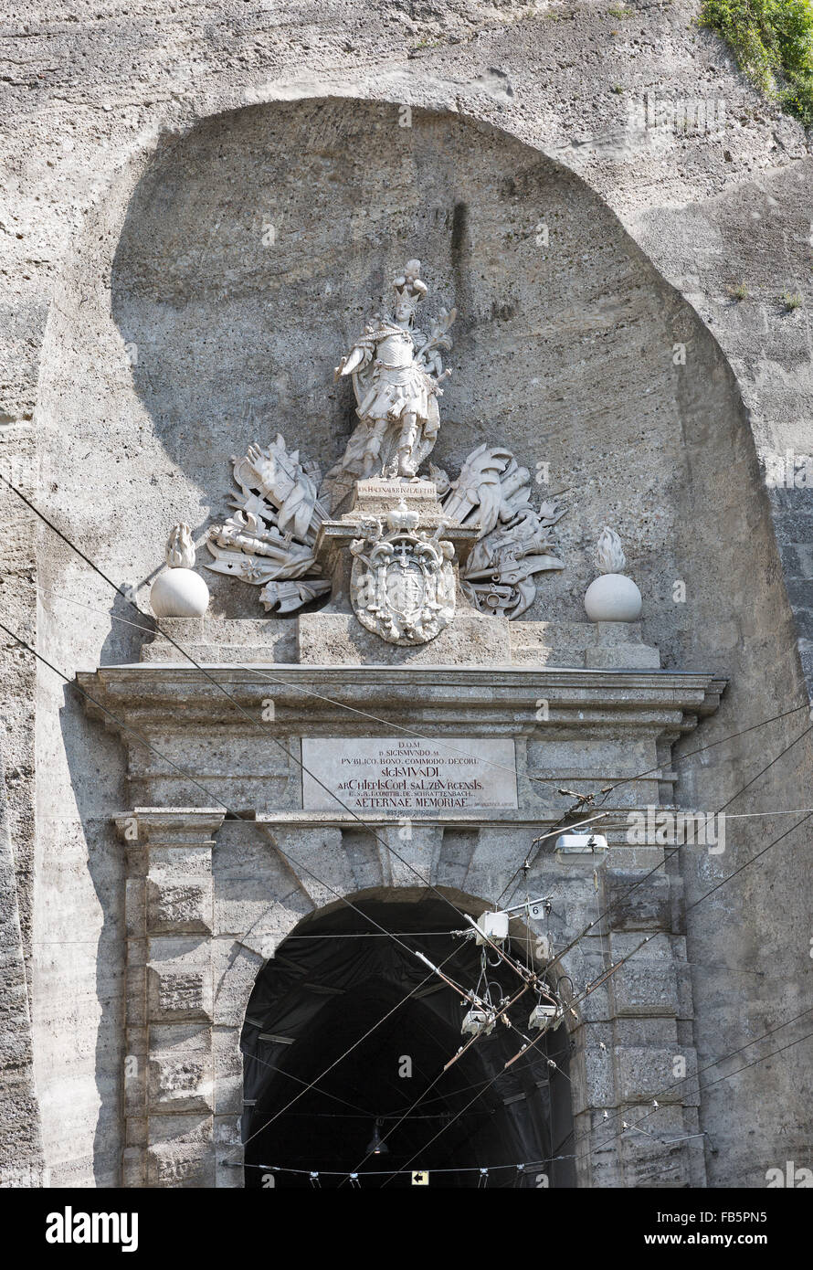 Ornements sur la porte historique artistique Neutor à tunnel à Salzbourg, en Autriche. Siegmundstor ou tunnel Neutor a été construit entre 1764 Banque D'Images