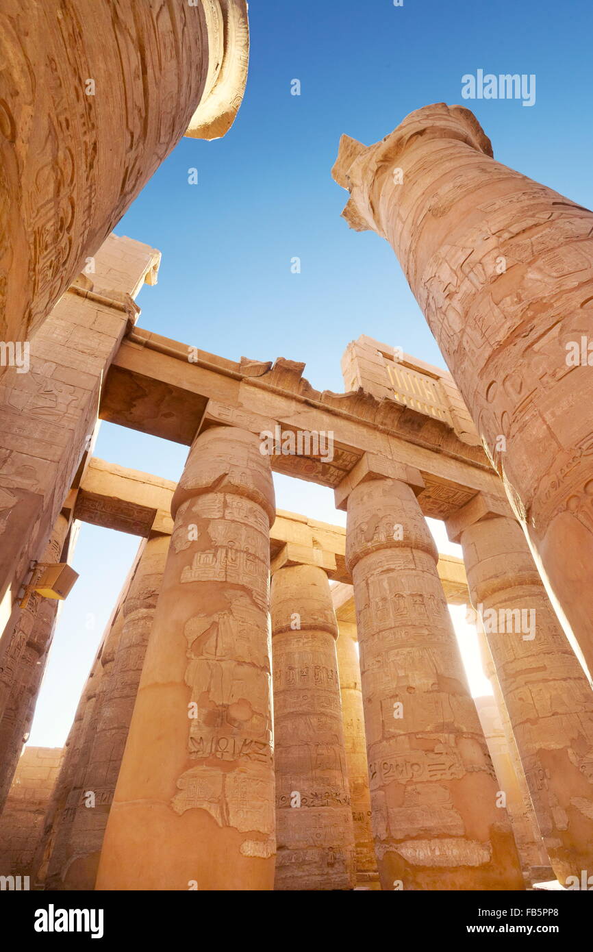 Dans la salle hypostyle du Temple de Karnak, Karnak, Egypte Banque D'Images