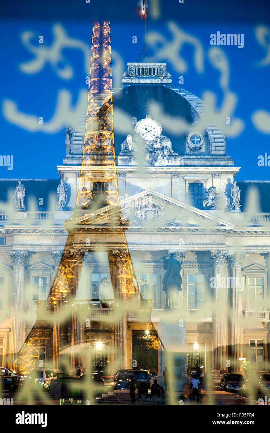 Tour Eiffel reflétée sur le mur pour la paix (Ecole Militaire en arrière-plan), Paris, France Banque D'Images