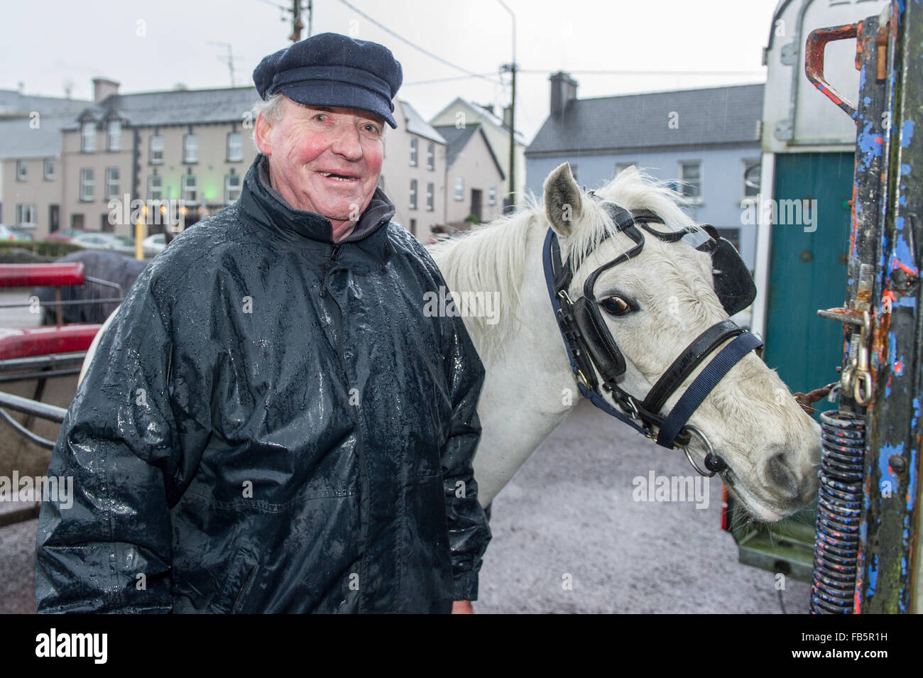 Drimoleague, Irlande. 10 janvier, 2016. John O'Mahony de l'Église Croix est photographiée avec son cheval, Misty après l'Drimoleague au cheval Drinagh. Le cheval a pour but de ramasser des fonds pour faire face Foundation. Credit : Andy Gibson/Alamy Live News Banque D'Images