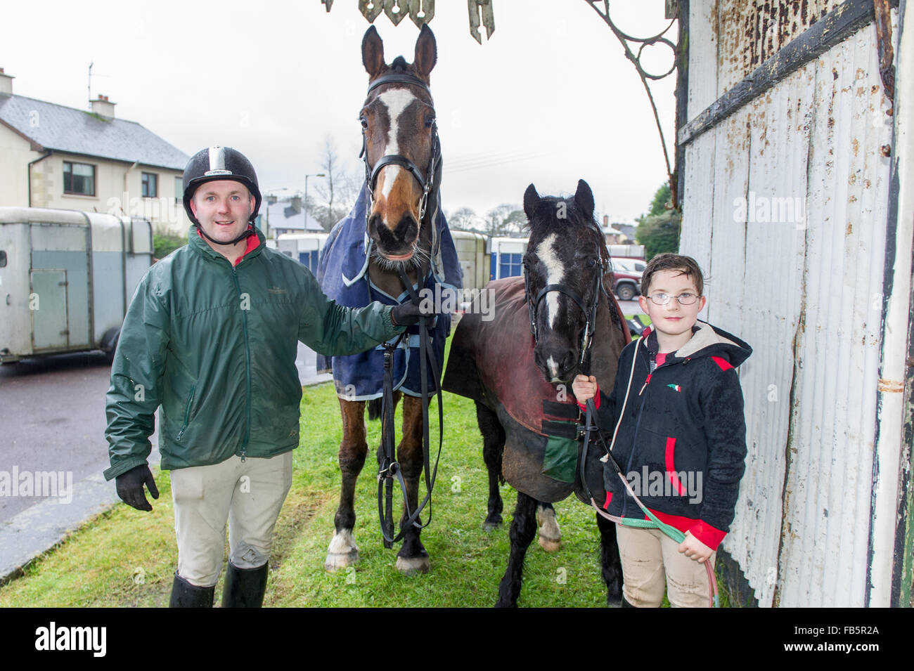 Drimoleague, Irlande. 10 janvier, 2016. Tim O'Leary et fils, Michael de Skibbereen donner leur noble steeds 'Hunter' et 'Chocco' un repos bien mérité après l'Drimoleague au cheval Drinagh. Le cheval a pour but de ramasser des fonds pour faire face Foundation. Credit : Andy Gibson/Alamy Live News Banque D'Images