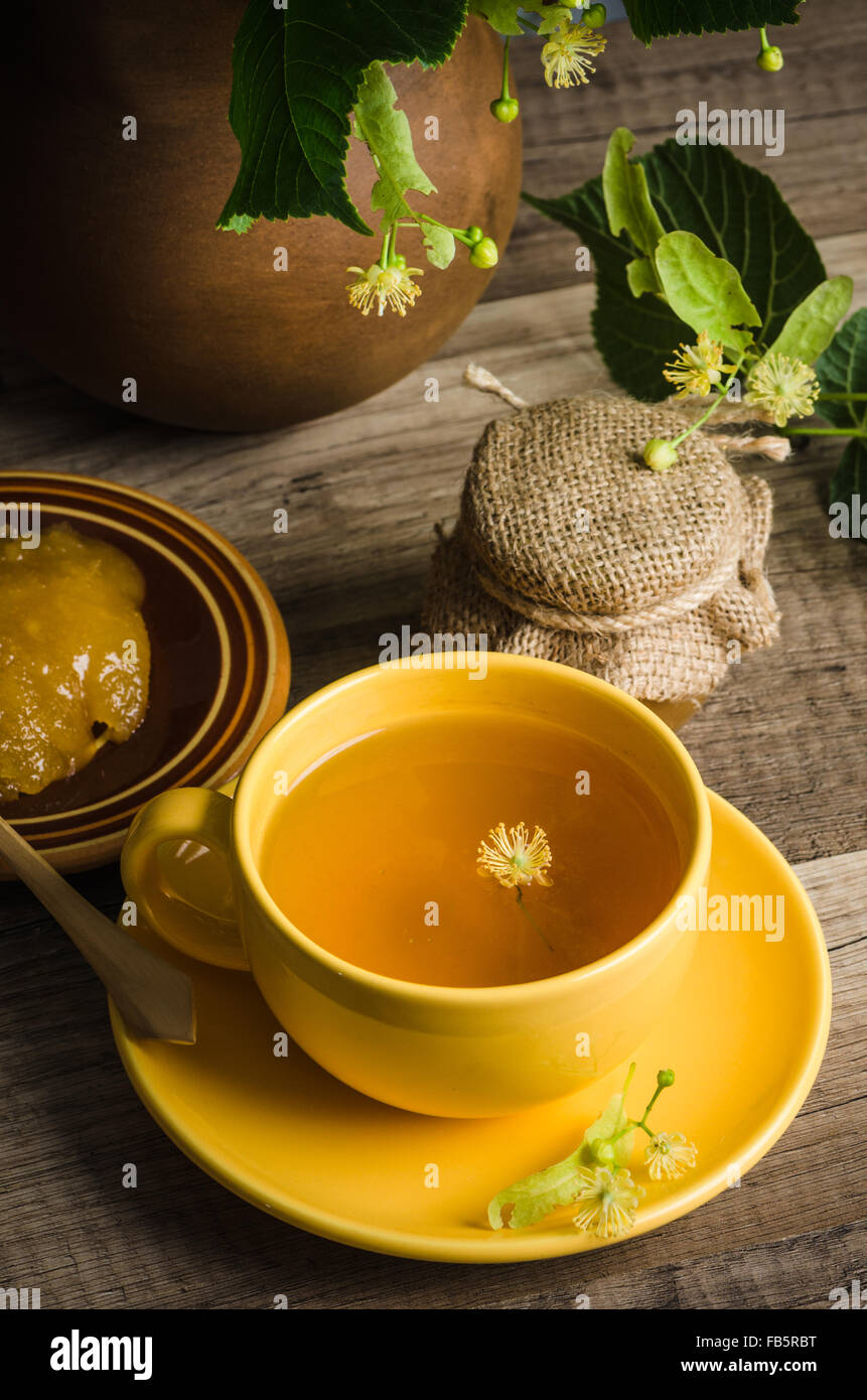 Nature morte avec du thé et du miel de tilleul Banque D'Images