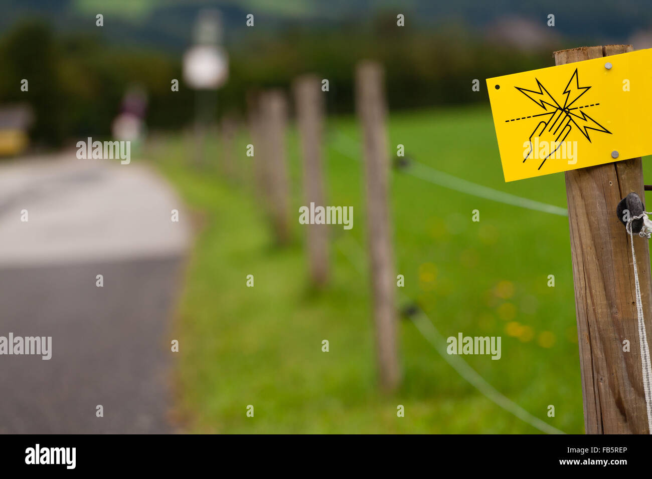 Danger - signe d'une clôture électrique (Shallow DOF). Banque D'Images