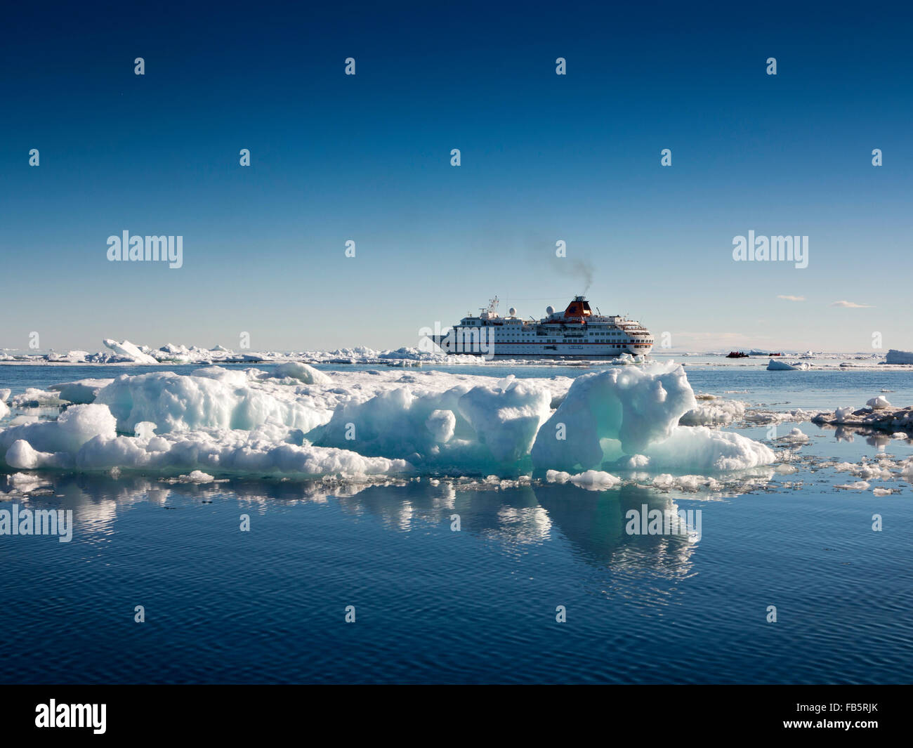 L'antarctique, mer de Weddell, Antarctique, croisière parmi les icebergs et MS Hanseatic pack ice Banque D'Images