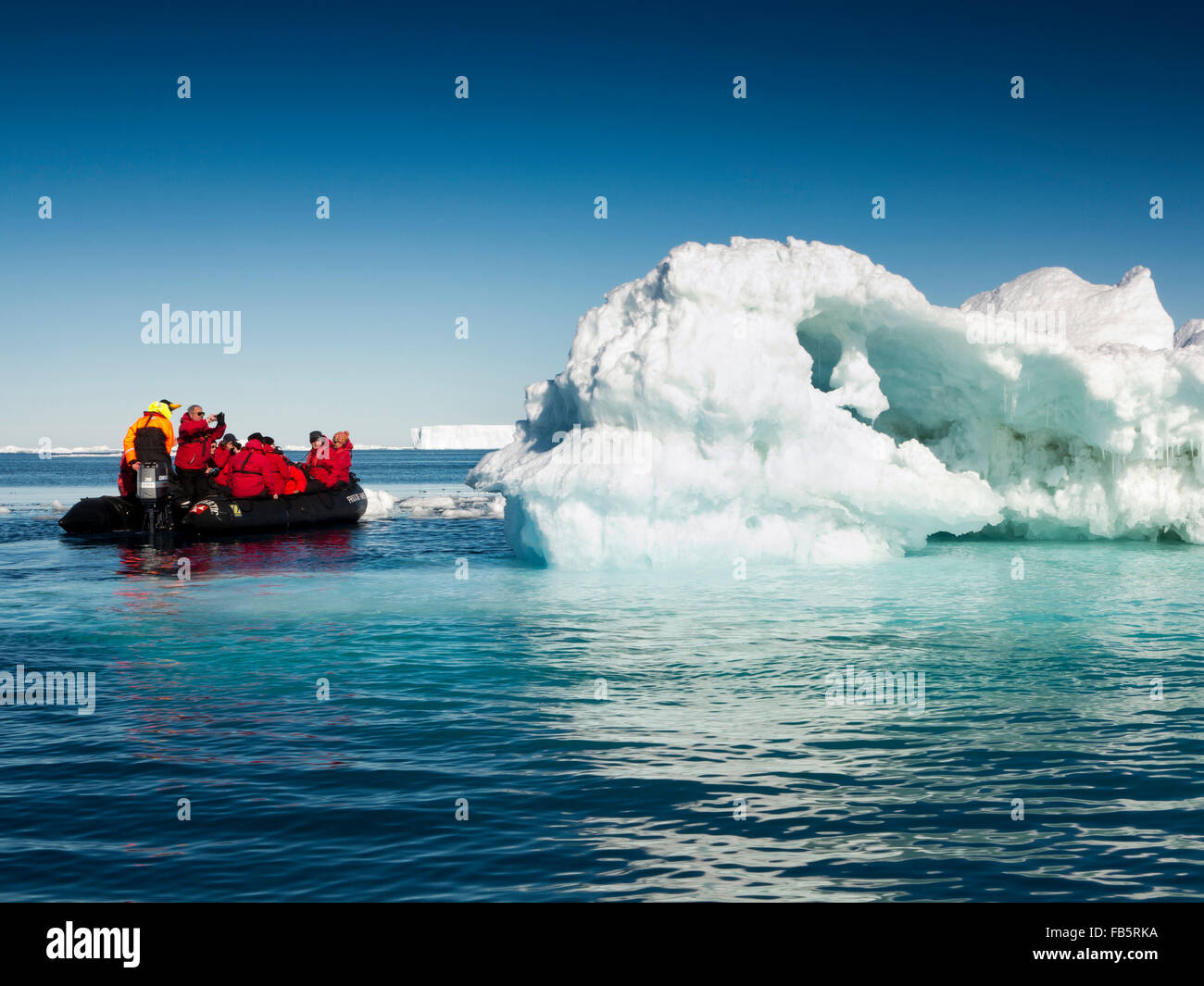 L'antarctique, mer de Weddell, les passagers des navires de croisière antarctique affichage gros iceberg de zodiac bateau rib Banque D'Images