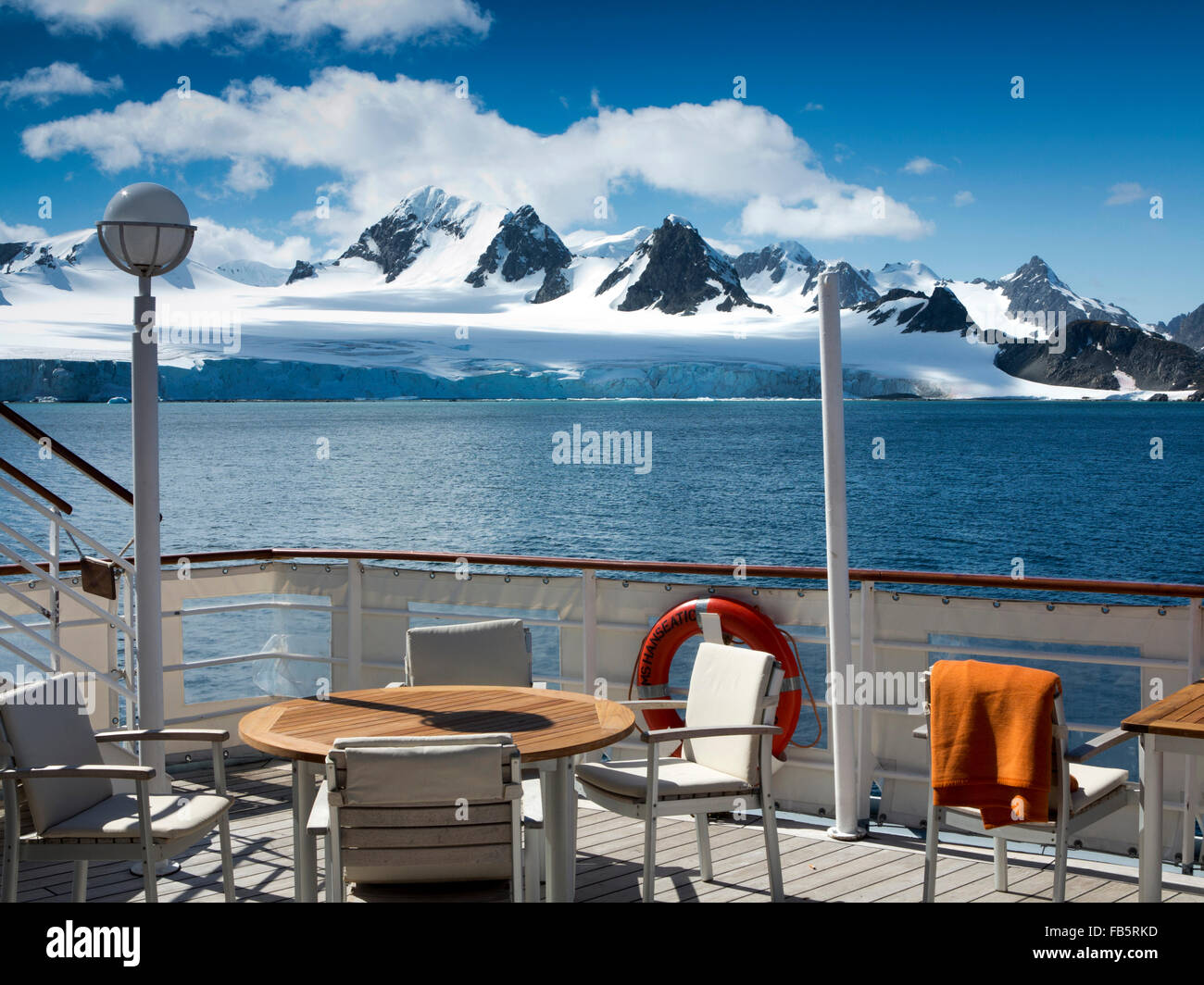 L'Antarctique, îles Orcades du Sud, plate-forme arrière du MS Hanseatic amarré au large de la côte de l'Île Laurie Banque D'Images