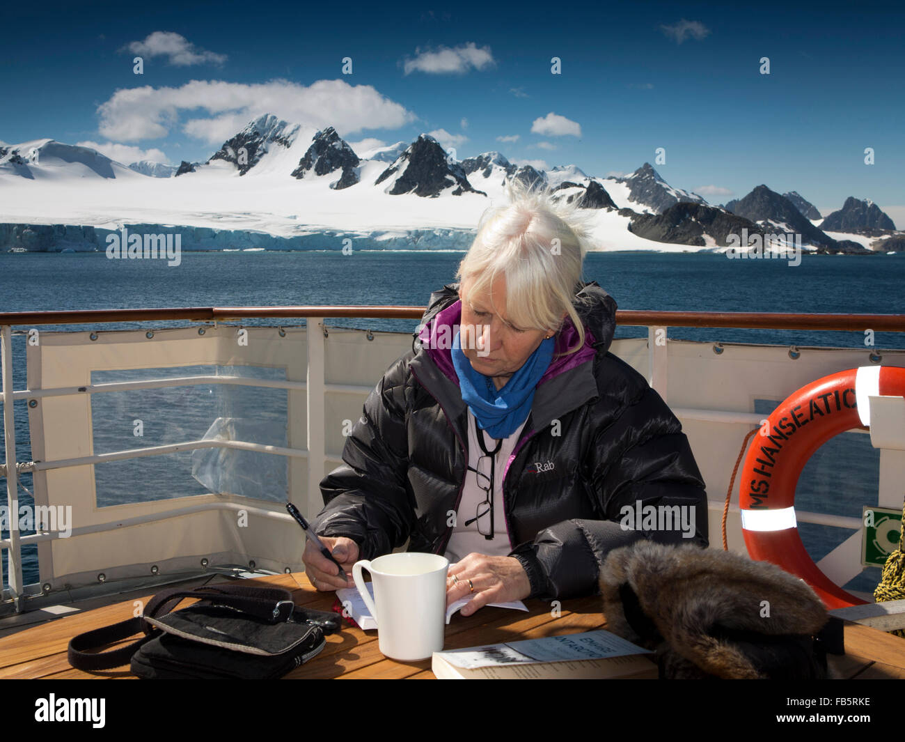 L'Antarctique, îles Orcades du Sud, l'écrit sur la plate-forme arrière du ms hanseatic amarré au large de la côte de l'île laurie Banque D'Images