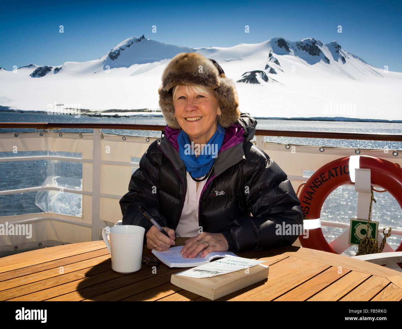 L'Antarctique, îles Orcades du Sud, l'écrit sur la plate-forme arrière du MS Hanseatic amarré au large de la côte de l'Île Laurie Banque D'Images