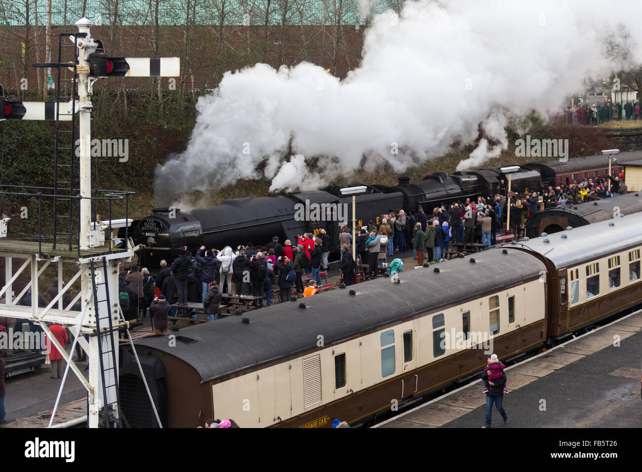 Bury, Lancashire. 10 janvier 2016. Flying Scotsman, la célèbre locomotive à vapeur britannique construit en 1923 et récemment de la Riley et ouvrages de génie de son fils après sa £4.2 millions de reconstruire, poursuit ses essais sur l'East Lancashire Railway à Bury, regardée par des centaines de passionnés de train. Le moteur, toujours dans sa livrée noire de guerre, n'a plus d'essais à Bury la semaine prochaine avant une course à grande vitesse sur la ligne principale de la côte ouest. Crédit : Joseph Clemson 1/Alamy Live News Banque D'Images