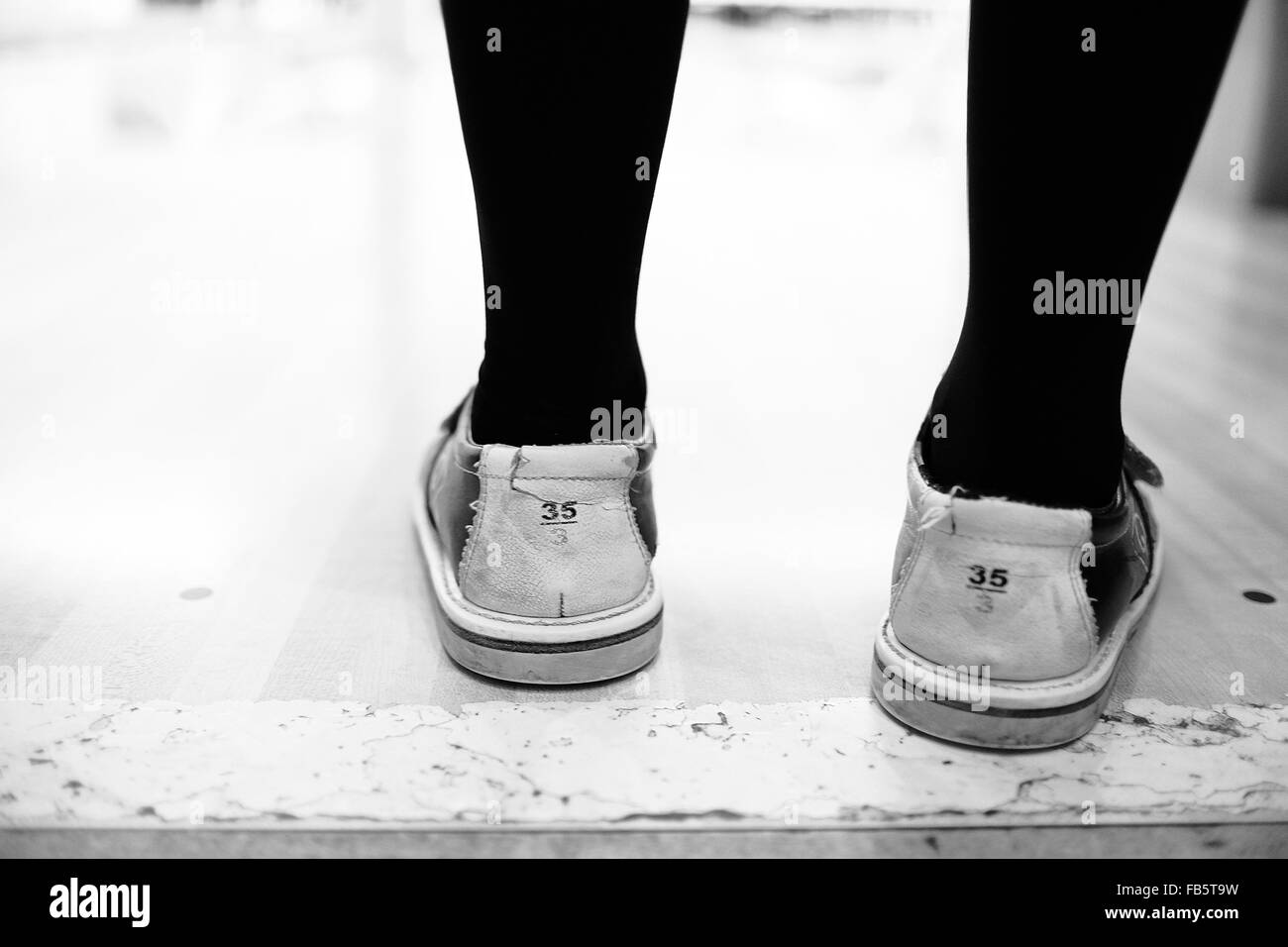 Girl's pieds de bowling chaussures dans un bowling. Taille Euro 35, UK 3. Banque D'Images