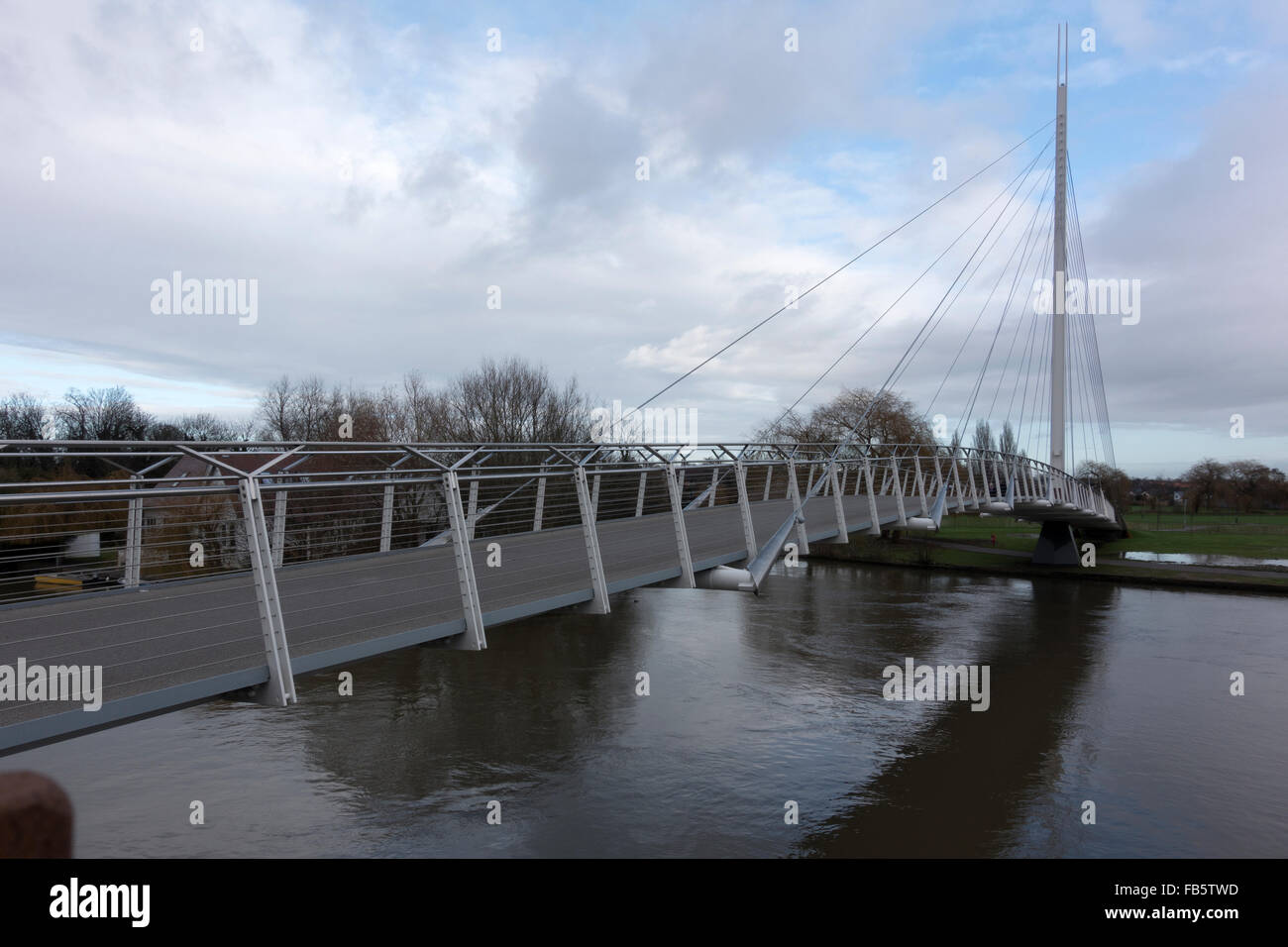 La lecture de passerelle sur la Tamise -1 Banque D'Images