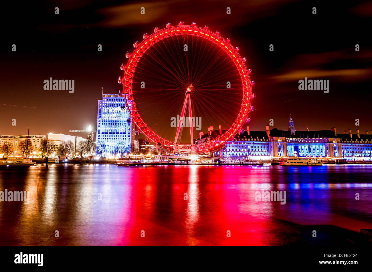 London Eye et à proximité des bâtiments sur une soirée d'hiver, montrant la réflexion dans la Tamise Banque D'Images
