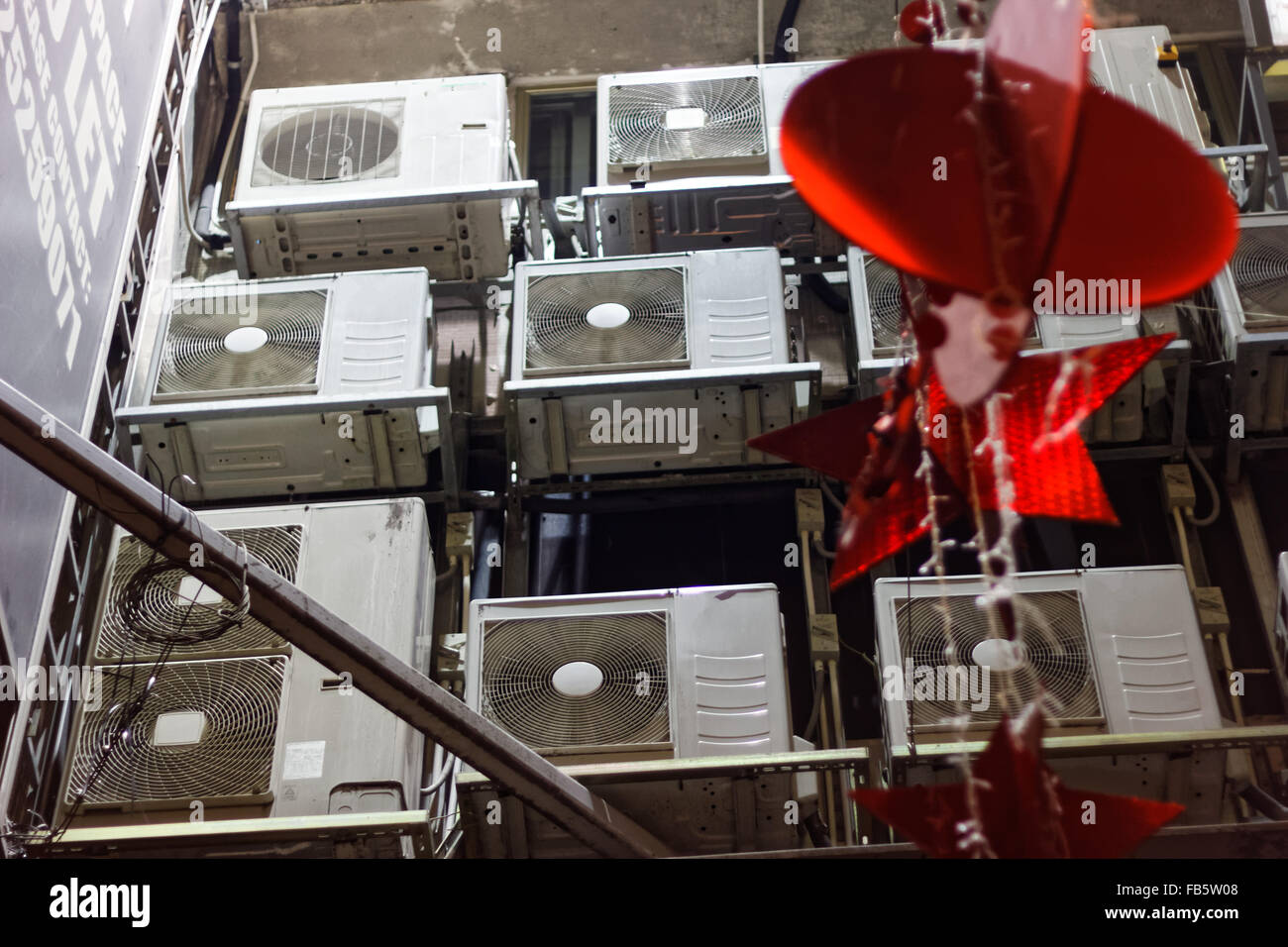 Plusieurs blocs de ventilateur climatisation accroché sur un mur Banque D'Images