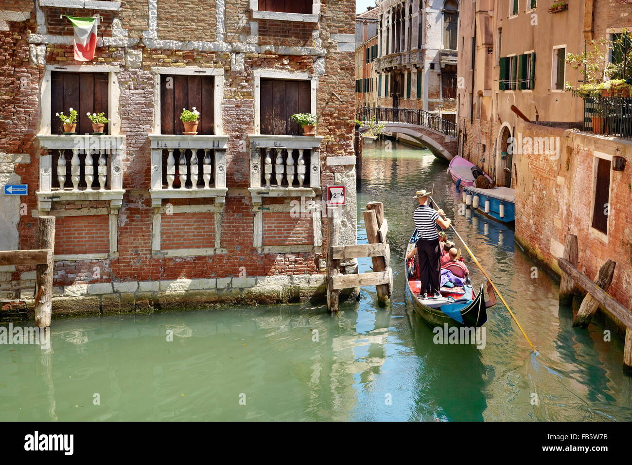 Gondole Gondolier découlant, Venise, Vénétie, Italie du canal, l'UNESCO Banque D'Images
