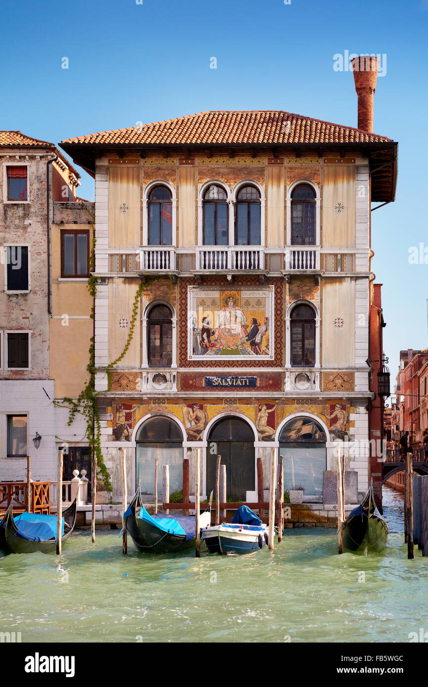Gondole amarrée au Grand Canal, Venice, Veneto, l'UNESCO Banque D'Images