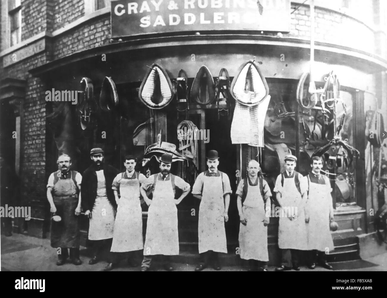 Le personnel de la société sellier à l'extérieur de leur magasin à York, Angleterre, vers 1905 Banque D'Images