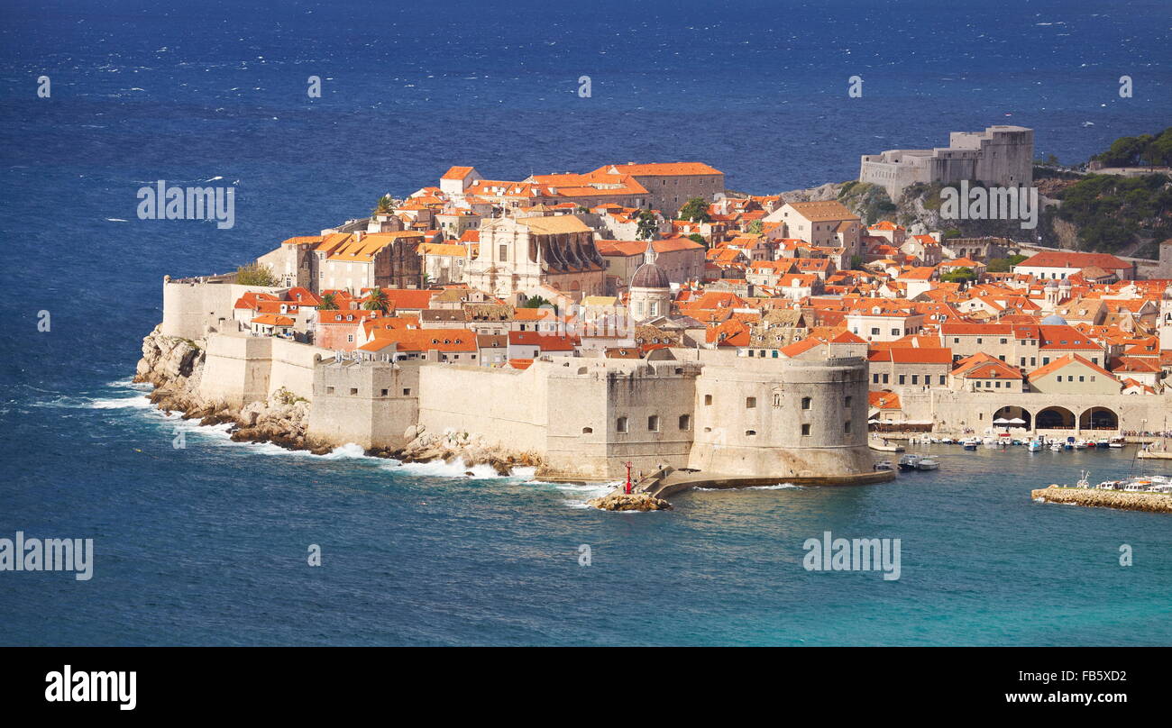 La vieille ville de Dubrovnik, vue dans le port et les remparts de la ville, la Croatie Banque D'Images