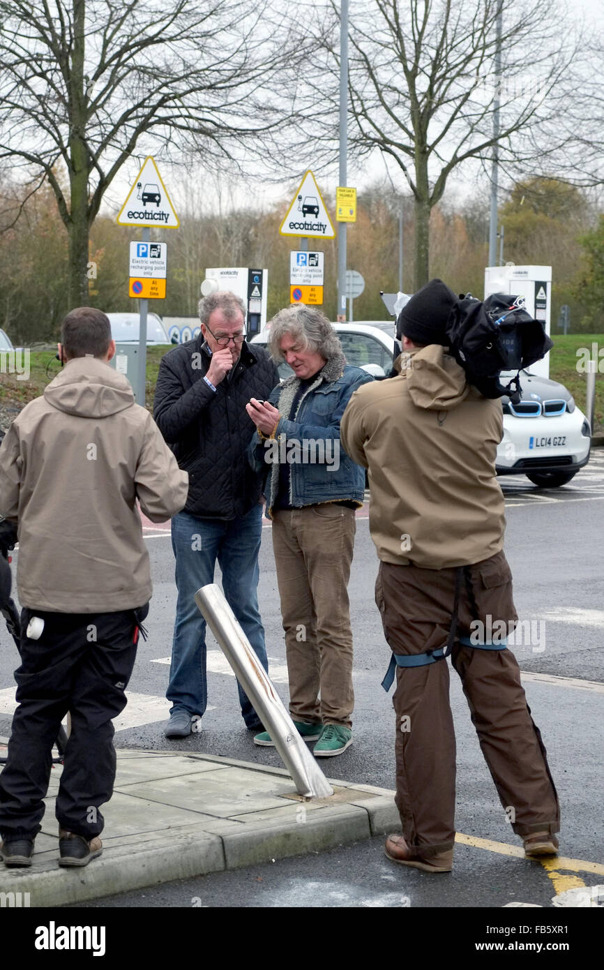 Jeremy Clarkson et James May de filmer à la lecture d'une station-service, l'Angleterre, le 24 novembre 2015, pour leur nouveau spectacle d'Amazone. Banque D'Images