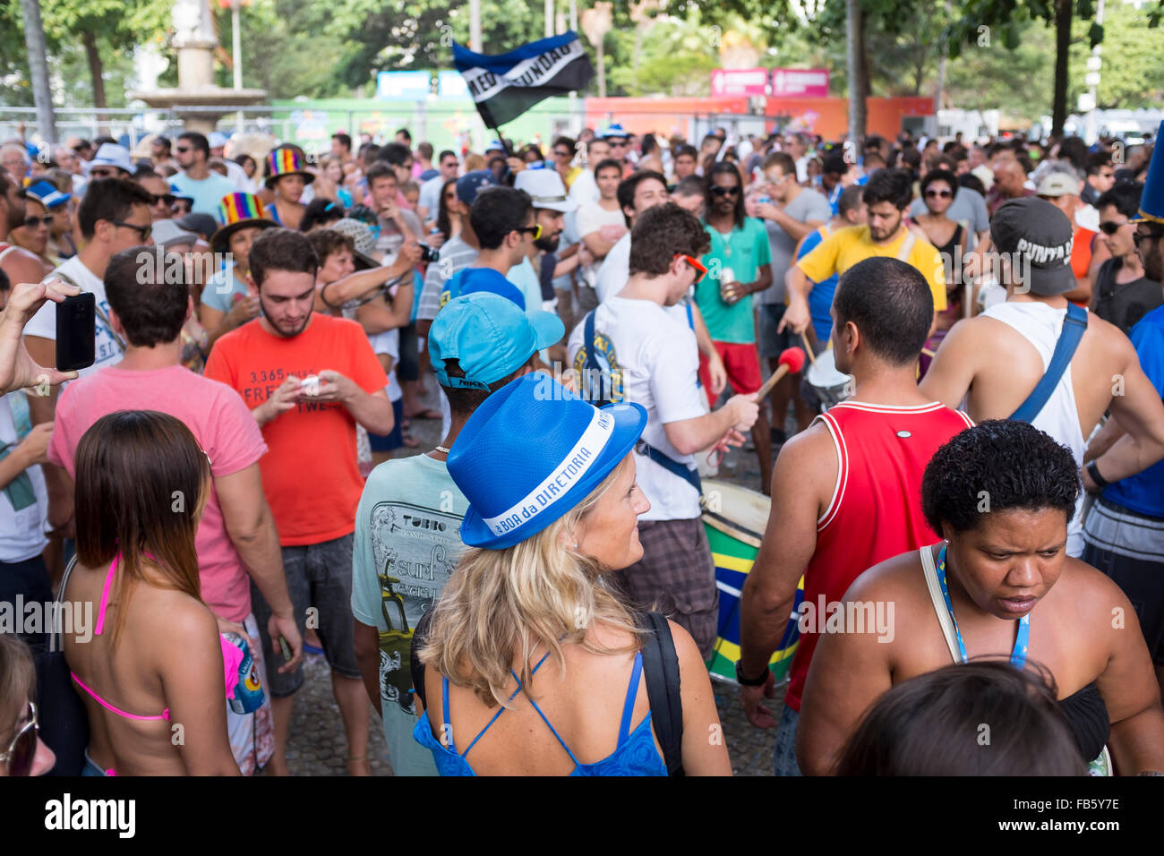 RIO DE JANEIRO, Brésil - le 28 février 2014 : les jeunes Brésiliens célèbrent ensemble à la banda de Ipanema carnival party dans la rue. Banque D'Images