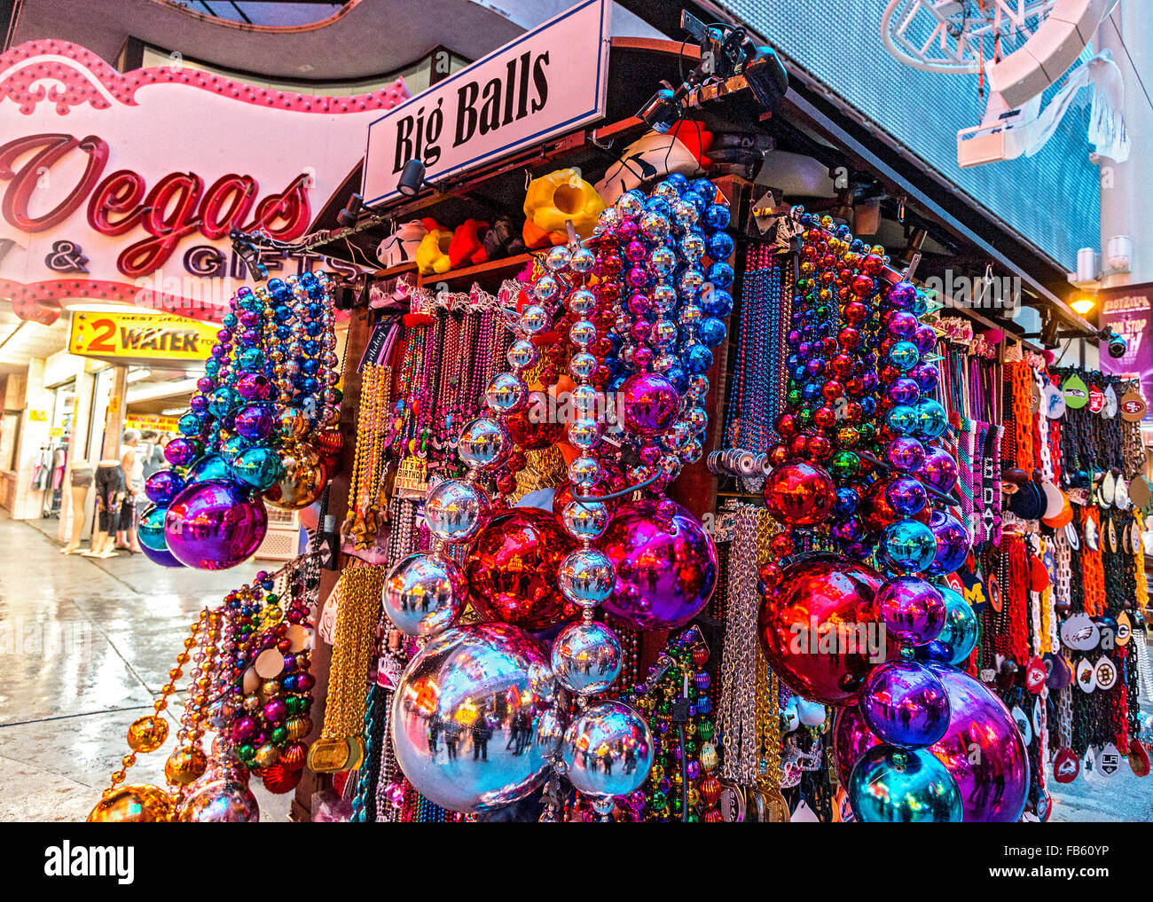 Boules de couleur géant à vendre le long de Fremont Street. Banque D'Images