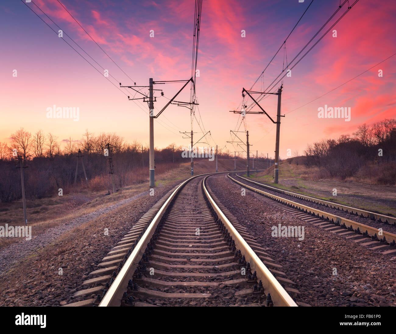 Plate-forme du train au coucher du soleil. Railroad en Ukraine. Paysage Fer. Banque D'Images