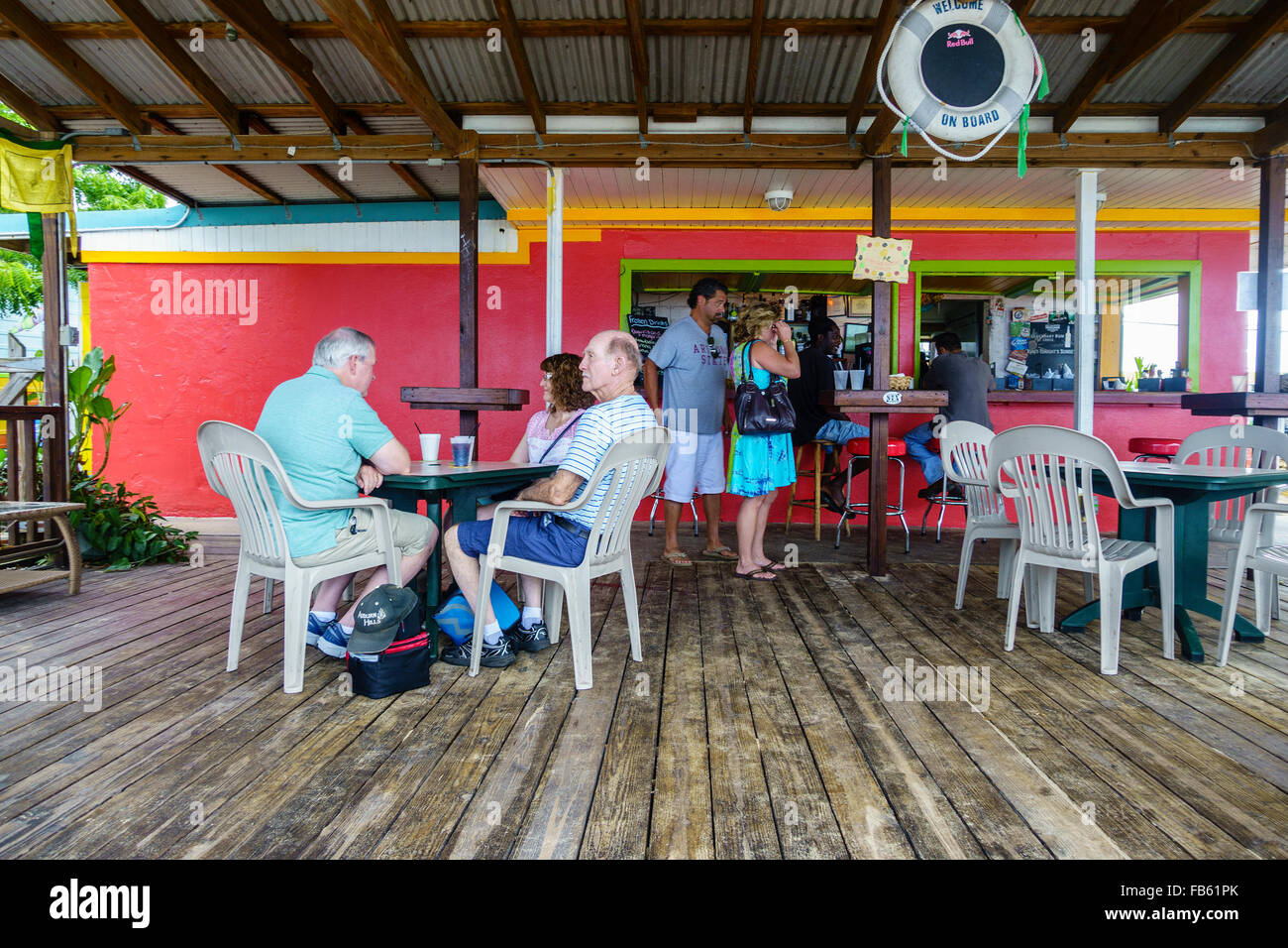 Les clients à une table attend que la nourriture à bord d'un café à Frederiksted, Sainte Croix, Îles Vierges des États-Unis. Banque D'Images