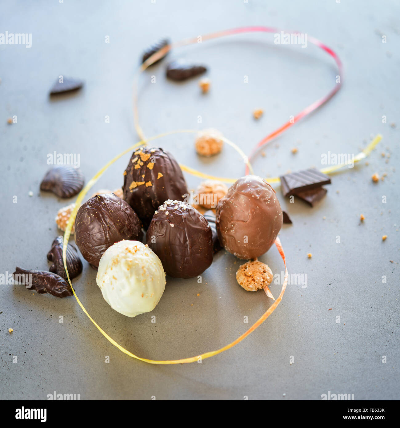 Les œufs en chocolat de Pâques sur un tableau gris. Arrière-plan de vacances Banque D'Images