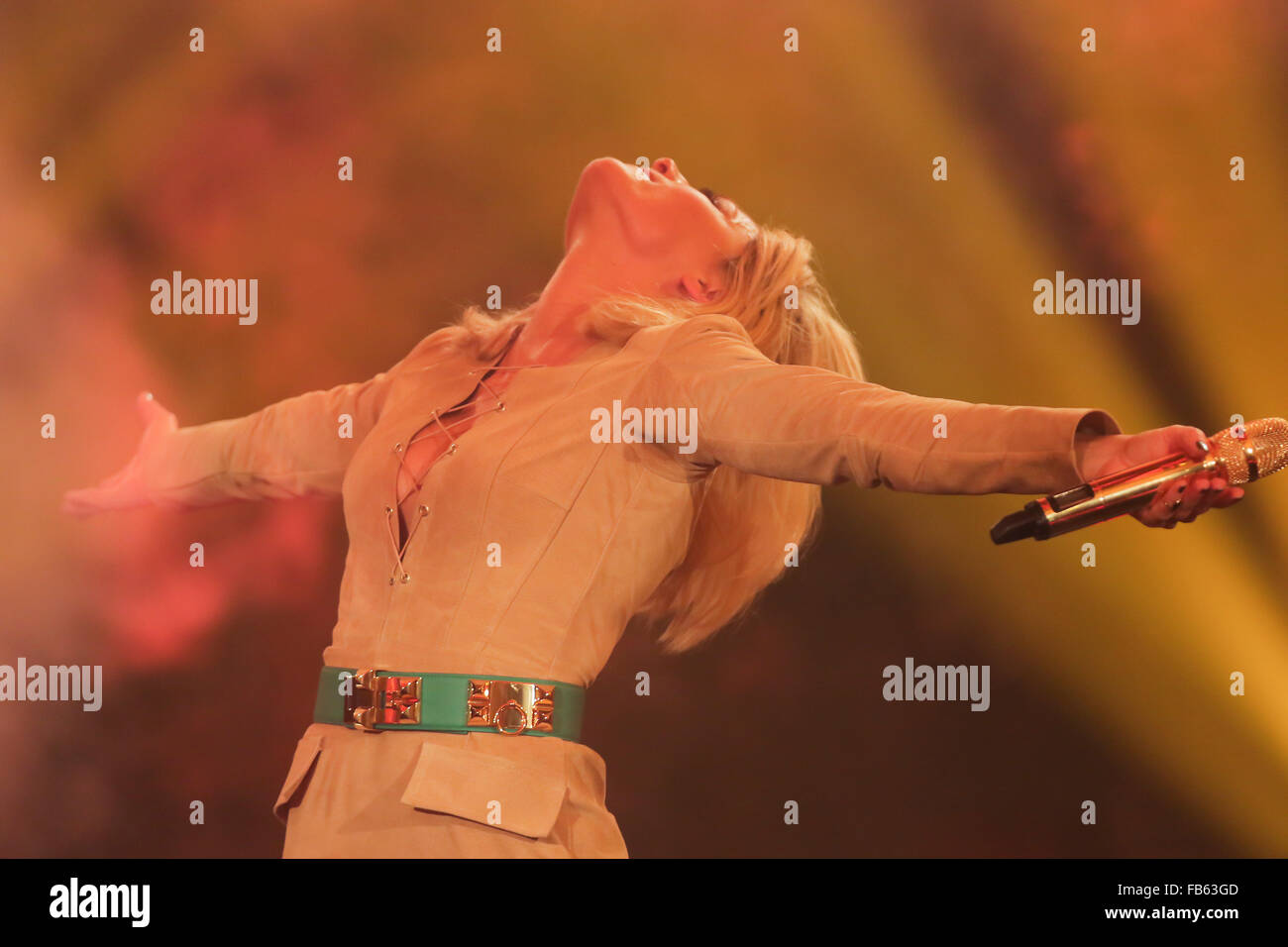 Berlin, Allemagne. 9 janvier, 2016. Helene FISCHER présentant la chanson à l'émission de télévision Das grosse Fest der besten avec Florian Silbereisen dans le Velodrom à Berlin Crédit : Peter Schatz/Alamy Live News Banque D'Images