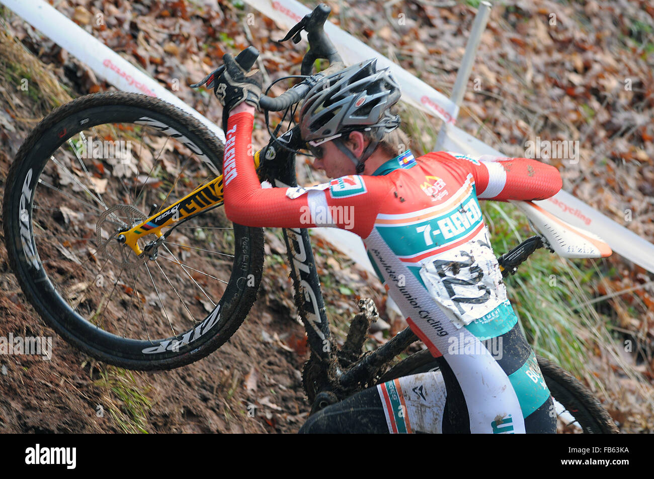 Asheville, Caroline du Nord, USA. 10 janvier, 2016. Rider Hommes junior, Ross Ellwood # 222, fait son chemin un point fixe au cours de l'USA Cycling Cyclo-Cross championnats nationaux lors de l'historique Biltmore Estate, Asheville, Caroline du Nord. Credit : csm/Alamy Live News Banque D'Images