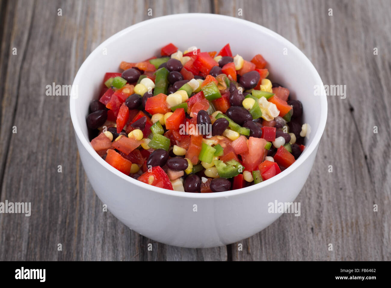 Salade de haricots mexicains frais bol sur la table Banque D'Images