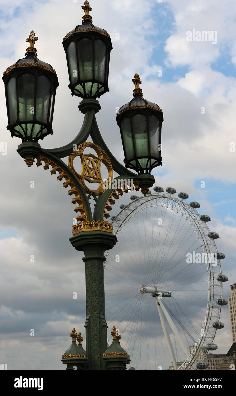 Le célèbre London Eye vu de l'autre côté de la rivière Thames, avec un Royal Light Poster à l'avant-garde. Banque D'Images