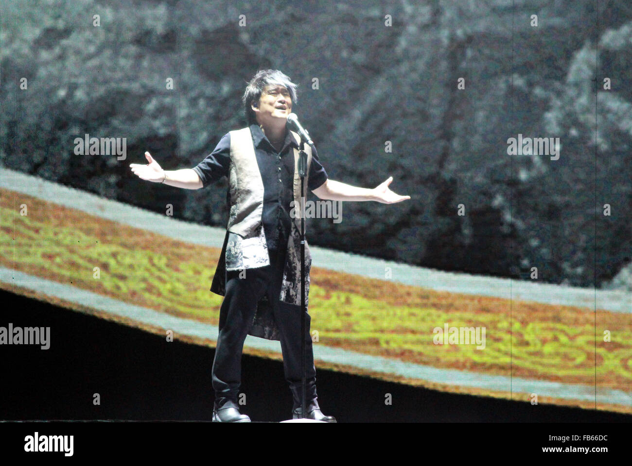 Nanjing, Jiangsu Province de la Chine. Jan 9, 2016. Singer Emil Wakin Chau effectue durant son concert à Nanjing, capitale de la province de Jiangsu, Chine orientale, le 9 janvier 2016. © Wang Qiming/Xinhua/Alamy Live News Banque D'Images
