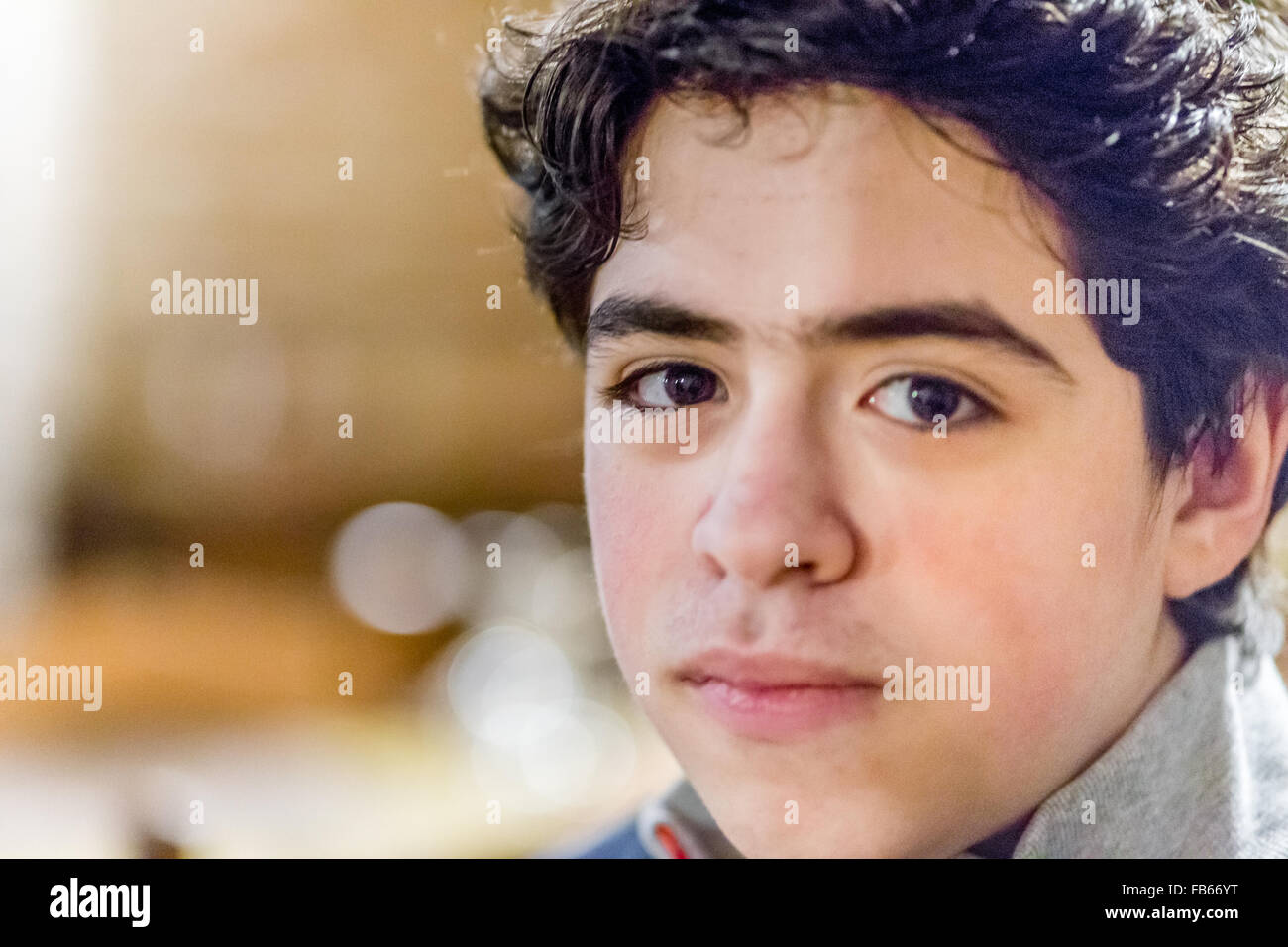 Fermer portrait of Caucasian boy avec regard rassurant dans une ambiance chaleureuse et lumineuse Banque D'Images