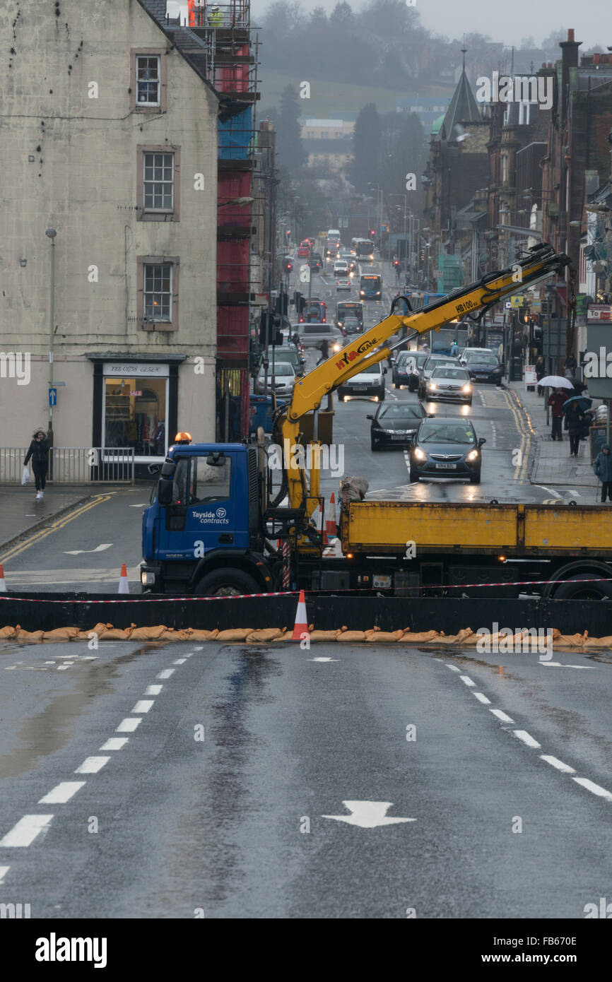 Défense contre les inondations du pont de la reine à l'opération, Perth Banque D'Images