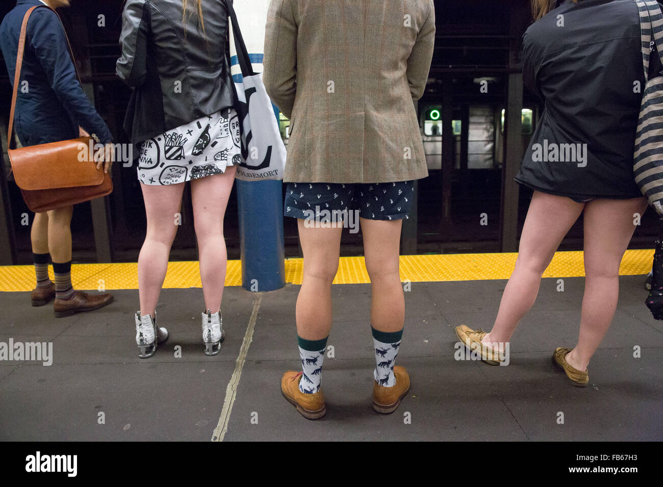 New York, USA. 10 janvier, 2016. Le No Pants Subway Ride est un événement annuel organisé par Improv Everywhere. L'idée est que les passagers aléatoires bord d'un wagon de métro à séparer s'arrête au milieu de l'hiver sans sans pantalon. Les participants se comportent comme s'ils ne se connaissent pas. La seule chose atypique est leur manque de pantalon. Crédit : Scott Houston/Alamy Live News Banque D'Images