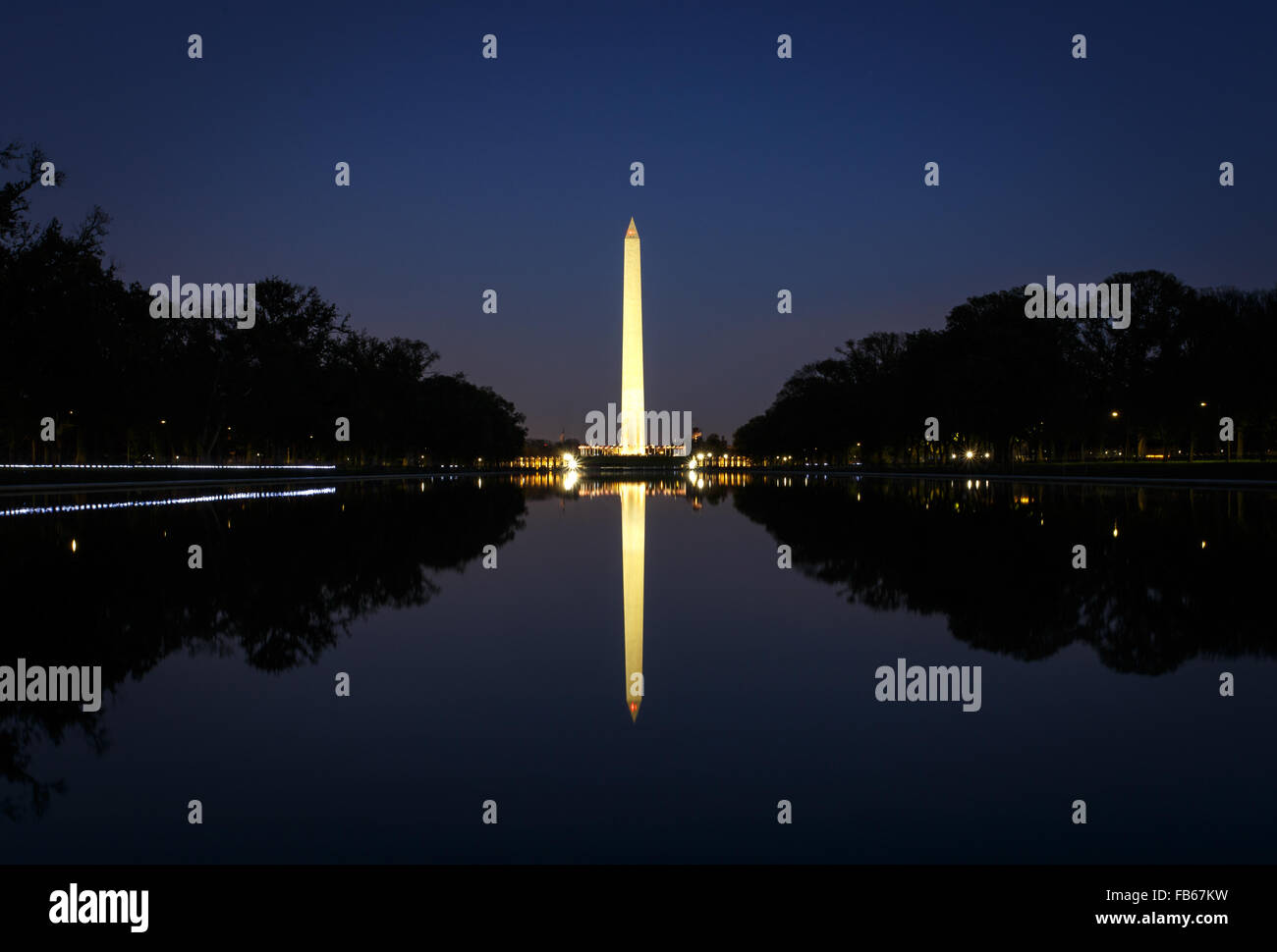 Washington monument illuminé la nuit avec réflexion Banque D'Images
