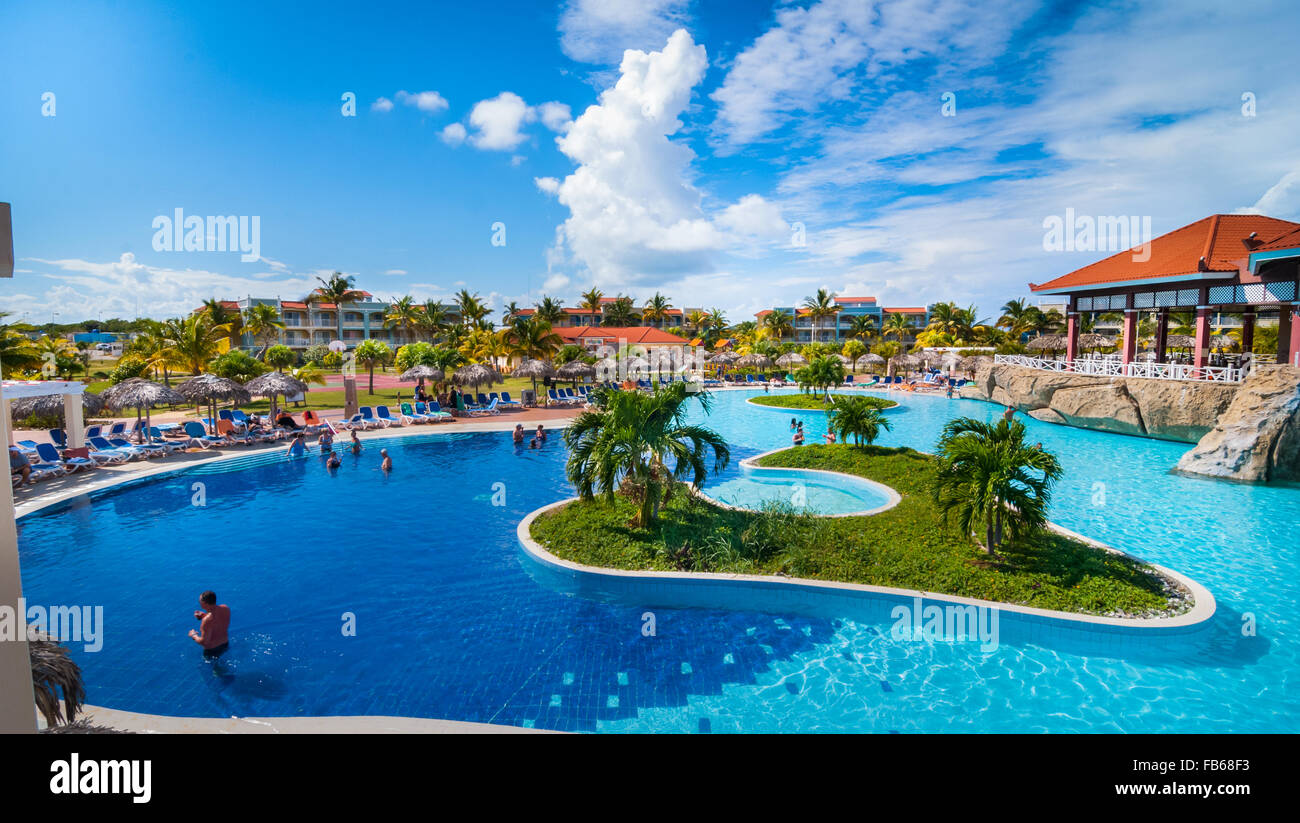 Beau ciel bleu maison de vacances à Cuba. Vue depuis la piscine principale, de vacances escapade à Varadero. Banque D'Images