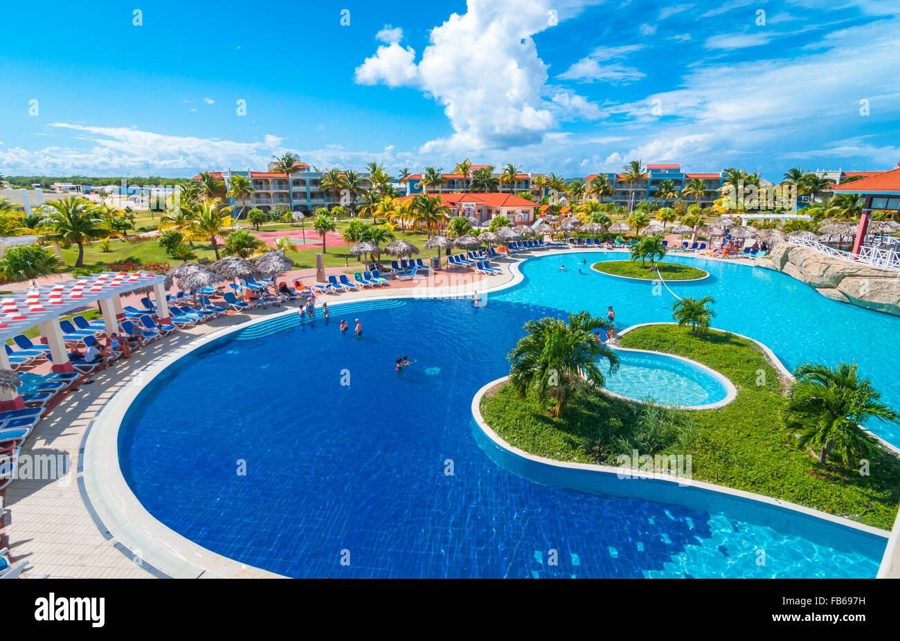 Beau ciel bleu maison de vacances à Cuba. Vue depuis la piscine principale, de vacances escapade à Varadero. Banque D'Images