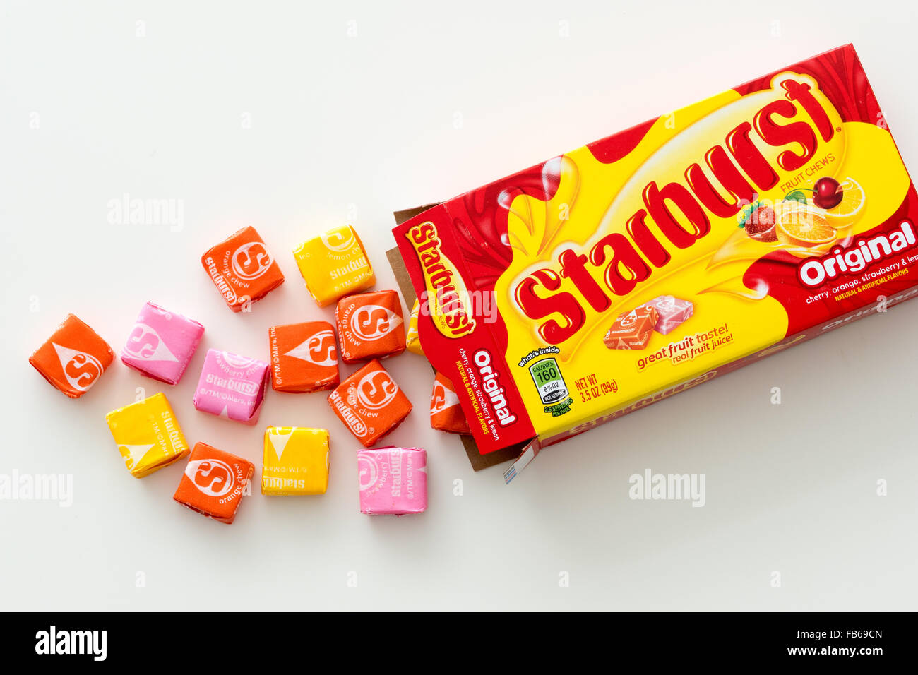 Une boîte de bonbons Starburst, un bonbon à saveur de fruit fabriqué par la société Wrigley. Banque D'Images